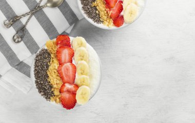 Sağlıklı kahvaltı güler yüzlü chia, coco, çilek, fındık ile 