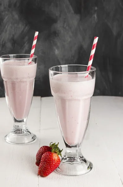 Batido con fresa en vasos —  Fotos de Stock