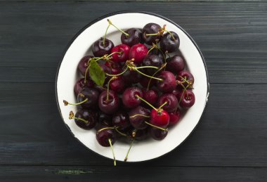 Koyu ahşap arka plan üzerinde taze tatlı kiraz