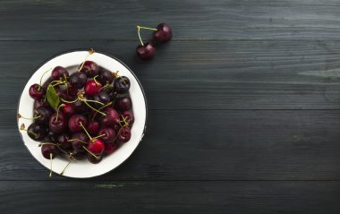 Koyu ahşap arka plan üzerinde taze tatlı kiraz