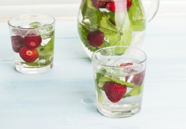 Yaz soğuk içeceği çilek, nane ve buz üzerinde hafif bir arka plan ile