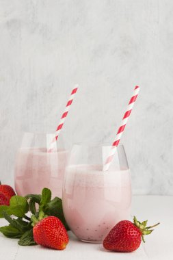 Milkshake cam beyaz bir arka plan üzerinde çilek ile