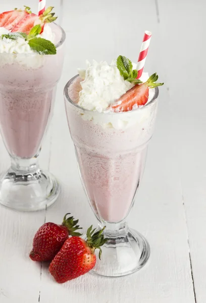 Batido con fresa en vasos —  Fotos de Stock