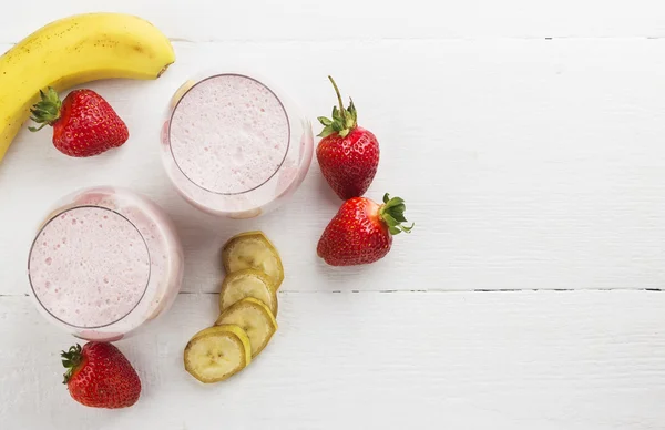 Batido con fresa y plátano en vasos —  Fotos de Stock