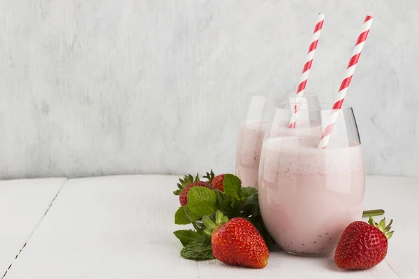 Milkshake med jordgubbe i glas på en vit bakgrund — Stockfoto