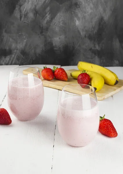 Batido con fresa y plátano en vasos —  Fotos de Stock