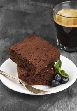 Kek parçaları ve kahve koyu arka plan üzerinde