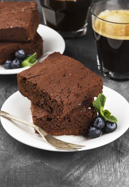 Kek parçaları ve kahve koyu arka plan üzerinde