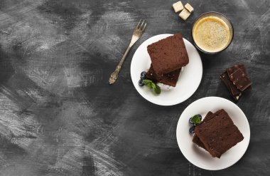 Kek parçaları ve kahve koyu arka plan üzerinde