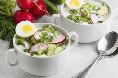 Geleneksel Rus yaz soğuk çorba - Bahçe radi ile okroshka