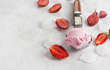 Çilekli dondurma kaşık beyaz bir arka plan üzerinde içinde