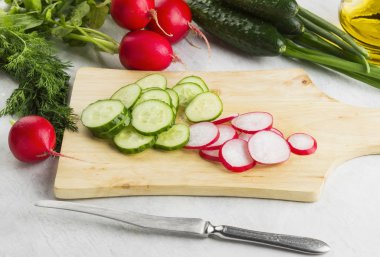 Çeşitli sebze: Bahçe turp, salatalık, soğan bir beyaz 