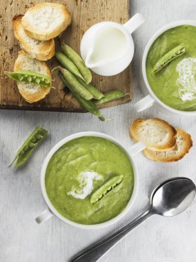 Yeşil bezelye krem çorbası tost ile