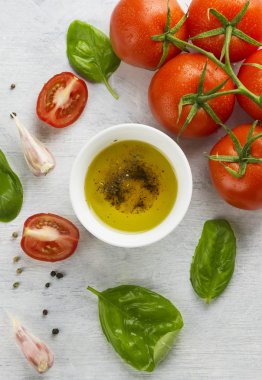 Malzemeyi yapıştırmak için: spagetti, fesleğen, domates, sarımsak, peppe