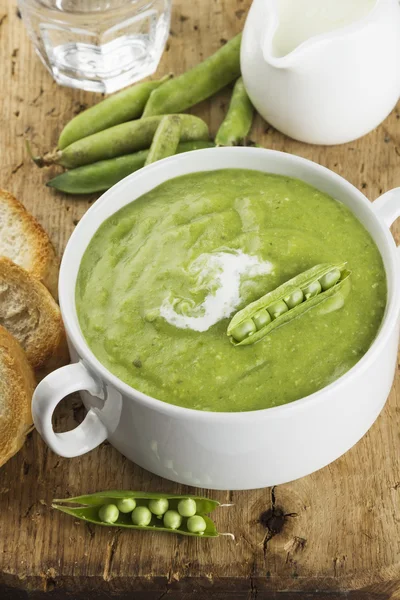 Yeşil bezelye krem çorbası tost ile