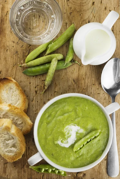 Yeşil bezelye krem çorbası tost ile