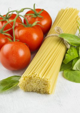 Malzemeyi yapıştırmak için: spagetti, fesleğen, domates