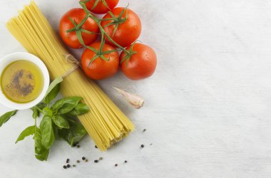 Malzemeyi yapıştırmak için: spagetti, fesleğen, domates, sarımsak, peppe