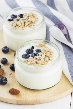 Beyaz bir arka plan üzerinde blueberry ile yoğurt