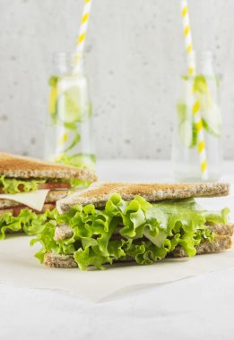 Marul, peynir, domates, beyaz ba limonata ile sandviç