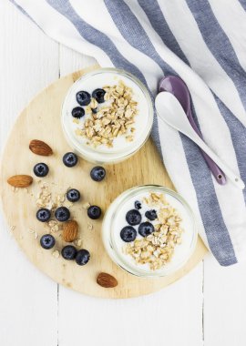 Beyaz bir arka plan üzerinde blueberry ile yoğurt