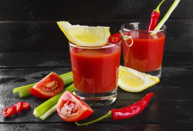Bloody Mary kereviz, limon, karanlık bir arka plan üzerinde acı biber ile