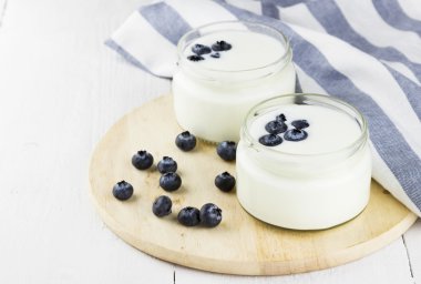 Beyaz bir arka plan üzerinde blueberry ile yoğurt