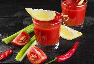 Bloody Mary kereviz, limon, karanlık bir arka plan üzerinde acı biber ile