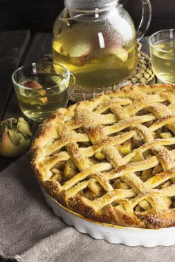 Elmalı turta koyu ahşap arka plan üzerinde