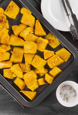 Tuz ve otlar koyu bir backgr tarihinde taşlarla tarafından pişmiş kabak