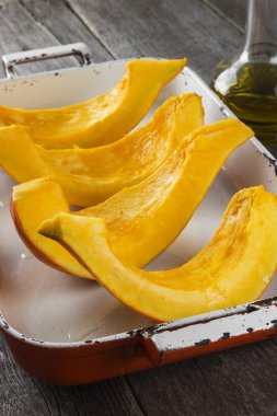 Dilimleri tuz, otlar ve ballı bir karanlık tarafından pişmiş kabak