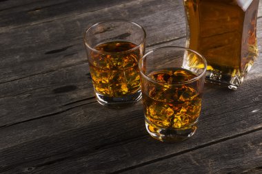 Koyu ahşap arka plan üzerinde iki bardak viski
