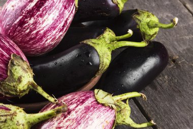 Koyu ahşap arka plan üzerinde çeşitli patlıcan