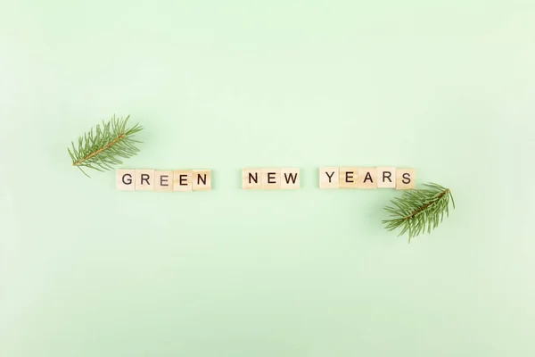 Frase Capodanno Verde Lettere Legno Sfondo Verde Rami Abete Intorno — Foto Stock