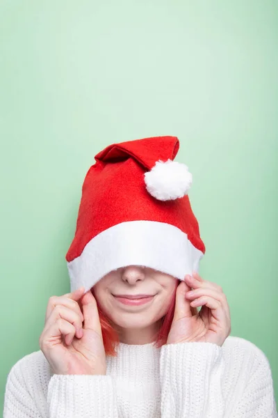 Ragazza Maglione Bianco Tira Cappello Babbo Natale Sopra Testa Che — Foto Stock