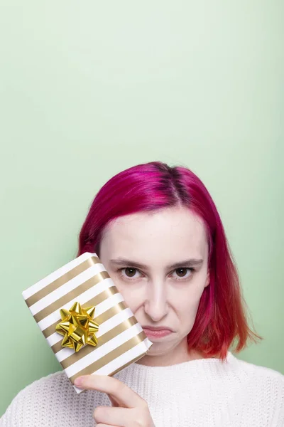 Donna Maglione Bianco Con Scatola Regalo Mano Infelice Con Regalo — Foto Stock