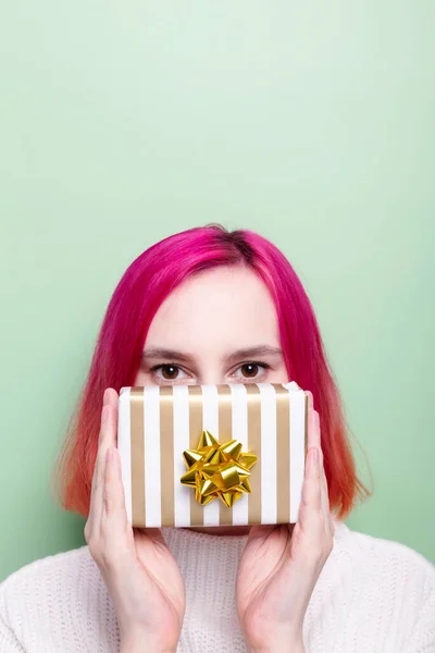 Chica Suéter Blanco Tiene Regalo Mano Fondo Verde — Foto de Stock