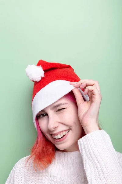 Mulher Camisola Branca Vestindo Sorriso Chapéu Papai Noel Fundo Verde — Fotografia de Stock