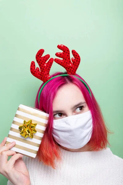 Ragazza Maglione Bianco Corna Cervo Sulla Testa Indossando Una Maschera — Foto Stock