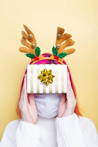 Ragazza Maglione Bianco Cervo Indossare Maschera Protettiva Sul Viso Tiene — Foto Stock