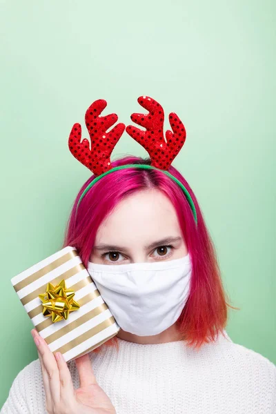 Ragazza Maglione Bianco Corna Cervo Sulla Testa Indossando Una Maschera — Foto Stock