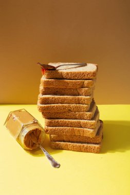 Fıstık ezmesi ve reçelli sandviç malzemeleri. Çilek reçelli kaşık tost ekmeği.