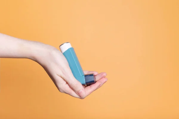 Mão Segura Inalador Para Tratar Asma Dia Mundial Asma Conceito — Fotografia de Stock
