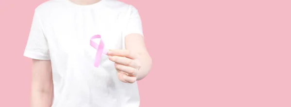 Das Konzept Des Weltbrustkrebstages Frau Weißen Shirt Hält Rosa Schleife — Stockfoto