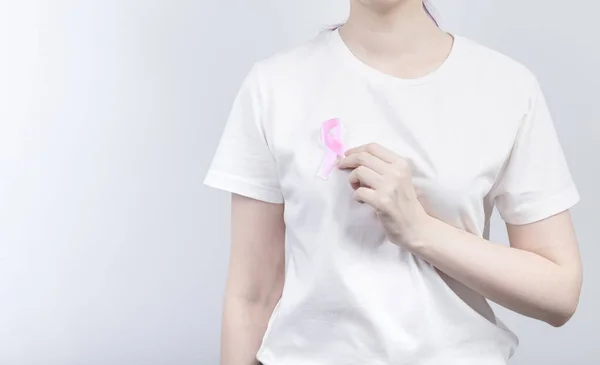 Wereld Borstkanker Dag Concept Vrouw Wit Shirt Houdt Roze Lint — Stockfoto