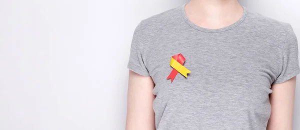 Światowy Dzień Wirusowego Zapalenia Wątroby Dziewczyna Szarej Koszulce Przypiętym Symbolem — Zdjęcie stockowe