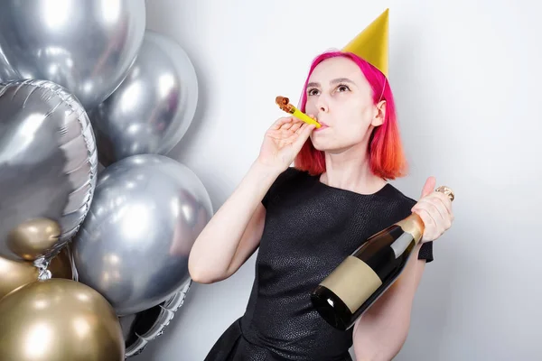 Celebração Aniversário Jovem Mulher Feliz Com Cabelo Rosa Com Tampa — Fotografia de Stock