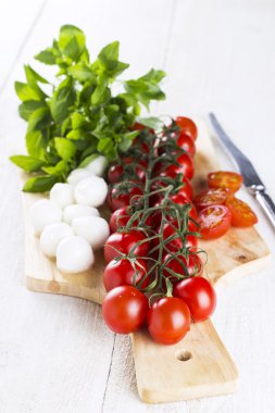 Şube kiraz domates ve domates dilimleri, peynir kesme