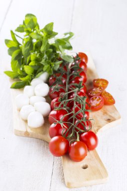 Şube kiraz domates ve domates dilimleri, peynir kesme