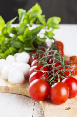 Şube kiraz domates ve domates dilimleri, peynir kesme